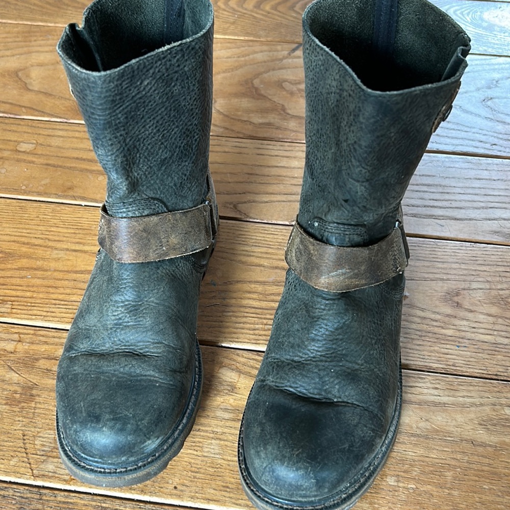 Women’s Sorel’s brown leather boots.